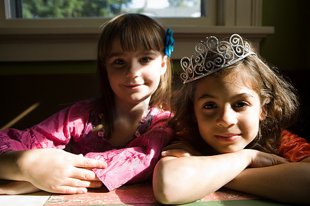 两个女孩一个戴着皇冠