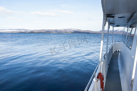 手机侧视图插画摄影照片_阿根廷火地岛乌斯怀亚驶向海岸的船的侧视