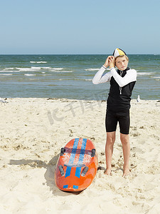 it男孩摄影照片_澳大利亚墨尔本阿尔托纳男孩尼珀儿童冲浪救生员戴帽子的肖像