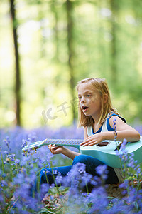 花田里弹吉他的女孩