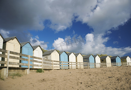 一排蓝白相间的海滩小屋英国康沃尔