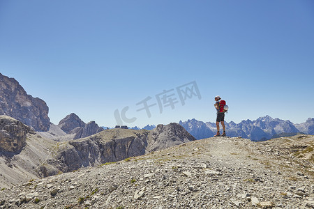 意大利南蒂罗尔塞克斯滕女徒步旅行者向外看白云石的背影