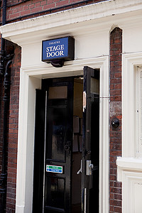 伦敦西区剧院的舞台门
