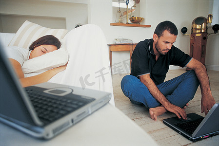 用笔记本电脑当女友睡觉的男人