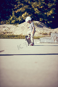 公园里的男孩滑板
