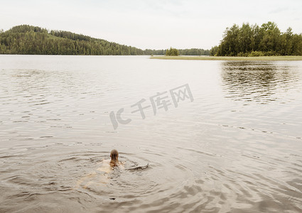 芬兰奥里维西一名女子在湖里游泳