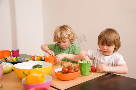 两个男孩在切蔬菜