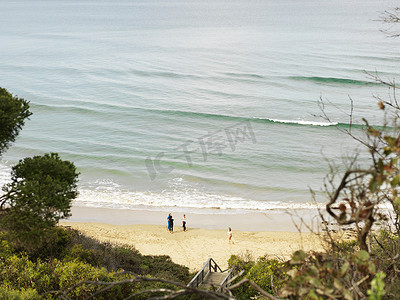 澳大利亚盎格尔西亚角亚的斯亚贝巴国家公园海滩上游客的高角景观