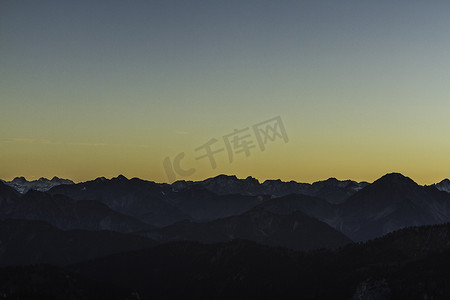 日落时分德国巴伐利亚州霍亨施万高从布兰德施罗芬山脉俯瞰安默高阿尔卑斯山