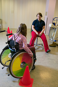 学舞蹈的女孩摄影照片_学坐轮椅的女孩