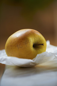 防油纸上的黄苹果