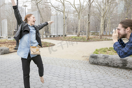 一名男子在纽约公园为女友拍照美国纽约
