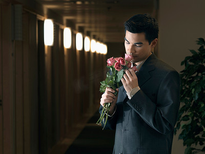 办公室里的男人手持鲜花