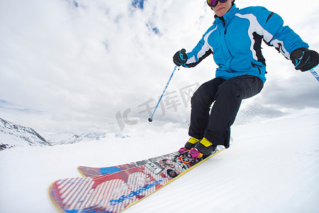 游戏雪山背景摄影照片_在雪山边滑雪的女子
