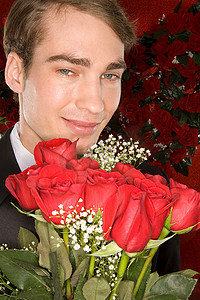 玫瑰家族摄影照片_一个拿着一束玫瑰的浪漫男人