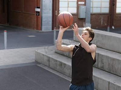 Z世代摄影照片_一名年轻人在户外球场上打篮球