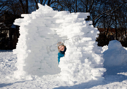 雪地里雪屋里的女孩