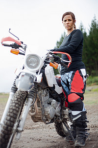 骑摩托车的青壮年女骑手写真