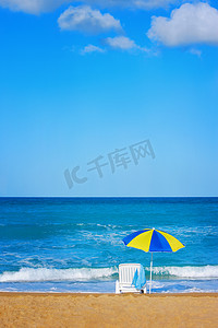荒凉海滩上的海滩伞