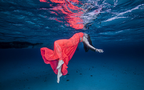 红衣女子漂浮在海面上
