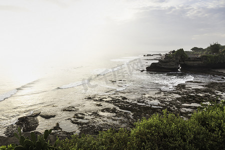 城市海景摄影照片_印度尼西亚巴厘岛阳光明媚的海景