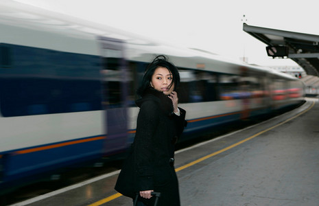 铁路仓储摄影照片_火车站台上的女人
