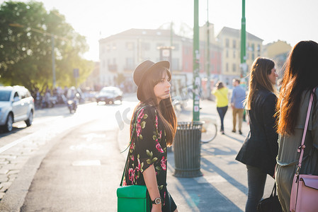 在城市里一名年轻女子在朋友身后漫步