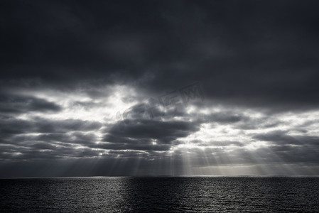 阳光穿过海面的云层瓜达卢佩岛墨西哥