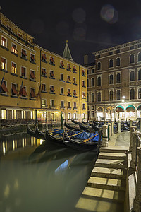 夜间的运河台阶和吊船威尼斯威尼托意大利