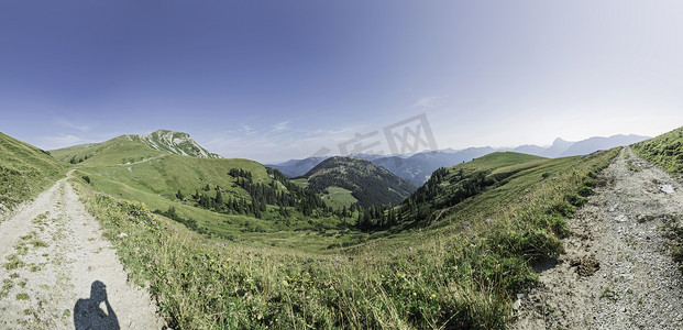 奥地利蒂罗尔阿琴西两条土路和山脉景观的全景