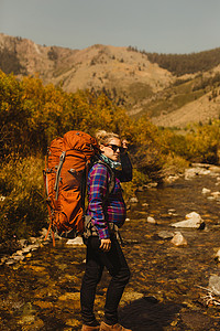 王凯摄影照片_美国加州红杉国家公园矿物王背着背包的孕妇肖像