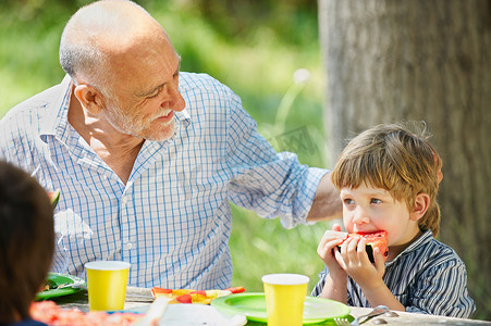 祖父和孙子在野餐