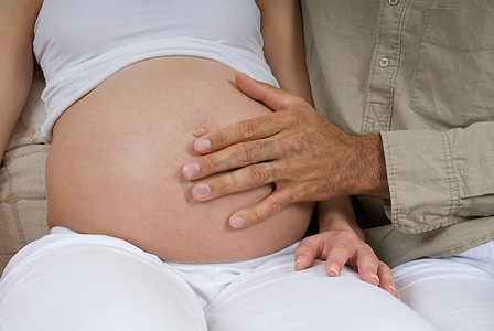 人的消化系统摄影照片_一名男子抚摸孕妇的肚子