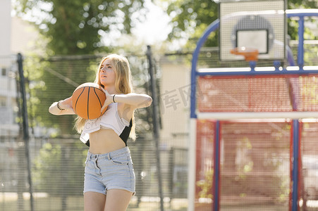 在篮球场上练习的年轻女子