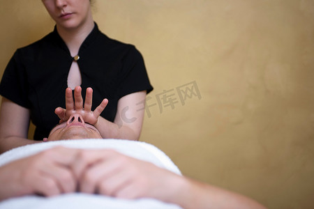 男士spa摄影照片_男士正在做面部按摩