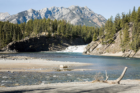 加拿大的地方摄影照片_班夫国家公园背景为加拿大落基山脉