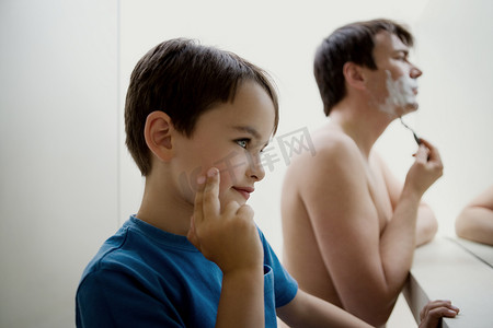 男士和儿子一起刮胡子