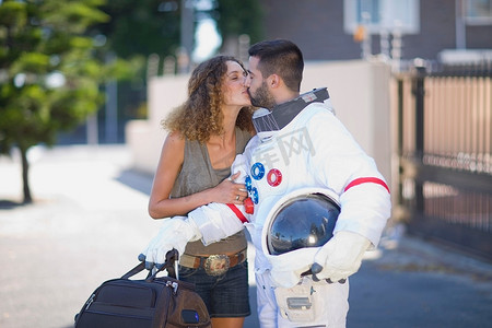一名女子亲吻一名宇航员
