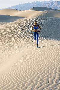 赛马获奖摄影照片_美国加州死亡谷沙漠中的跑步者