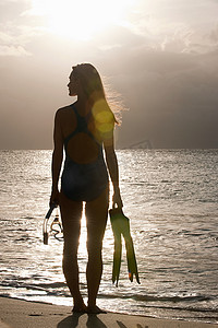 游戏浮岛摄影照片_格林纳丁岛马斯蒂克水边女人的剪影