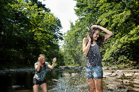 十几岁的女孩在河里玩耍