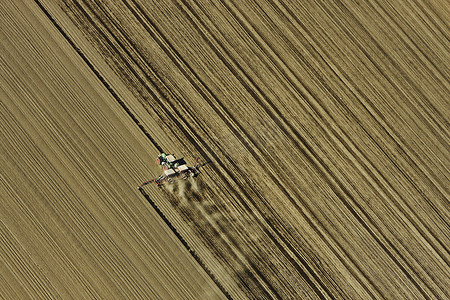 田野中的拖拉机鸟瞰劳西茨勃兰登堡德国