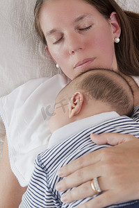 孩子和妈妈睡摄影照片_睡在妈妈怀里的男婴