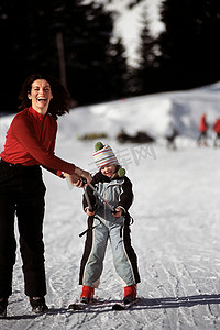 滑雪道上的母女俩