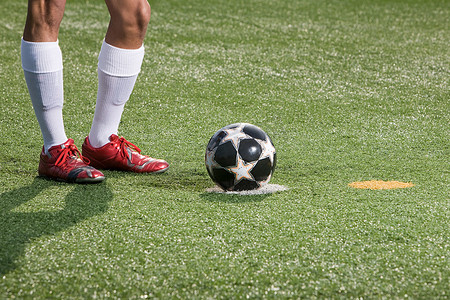 足球运动员的腿和足球