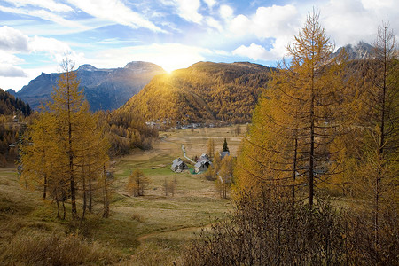 阳光照射在阿尔卑斯山阿尔卑斯山的树木和风景上