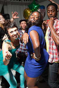 一名穿着蓝色连衣裙的女子在派对上跳舞