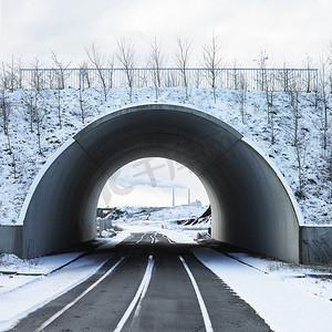 通过隧道的道路