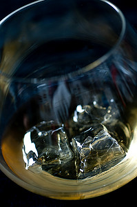 白酒psd摄影照片_威士忌加冰块放在玻璃杯里
