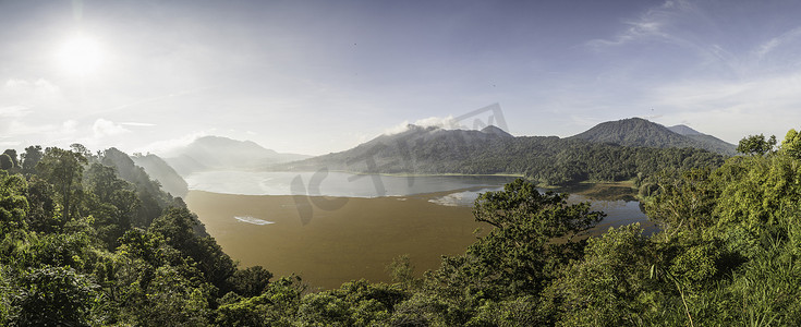 印度尼西亚巴厘岛热带雨林和海岸全景